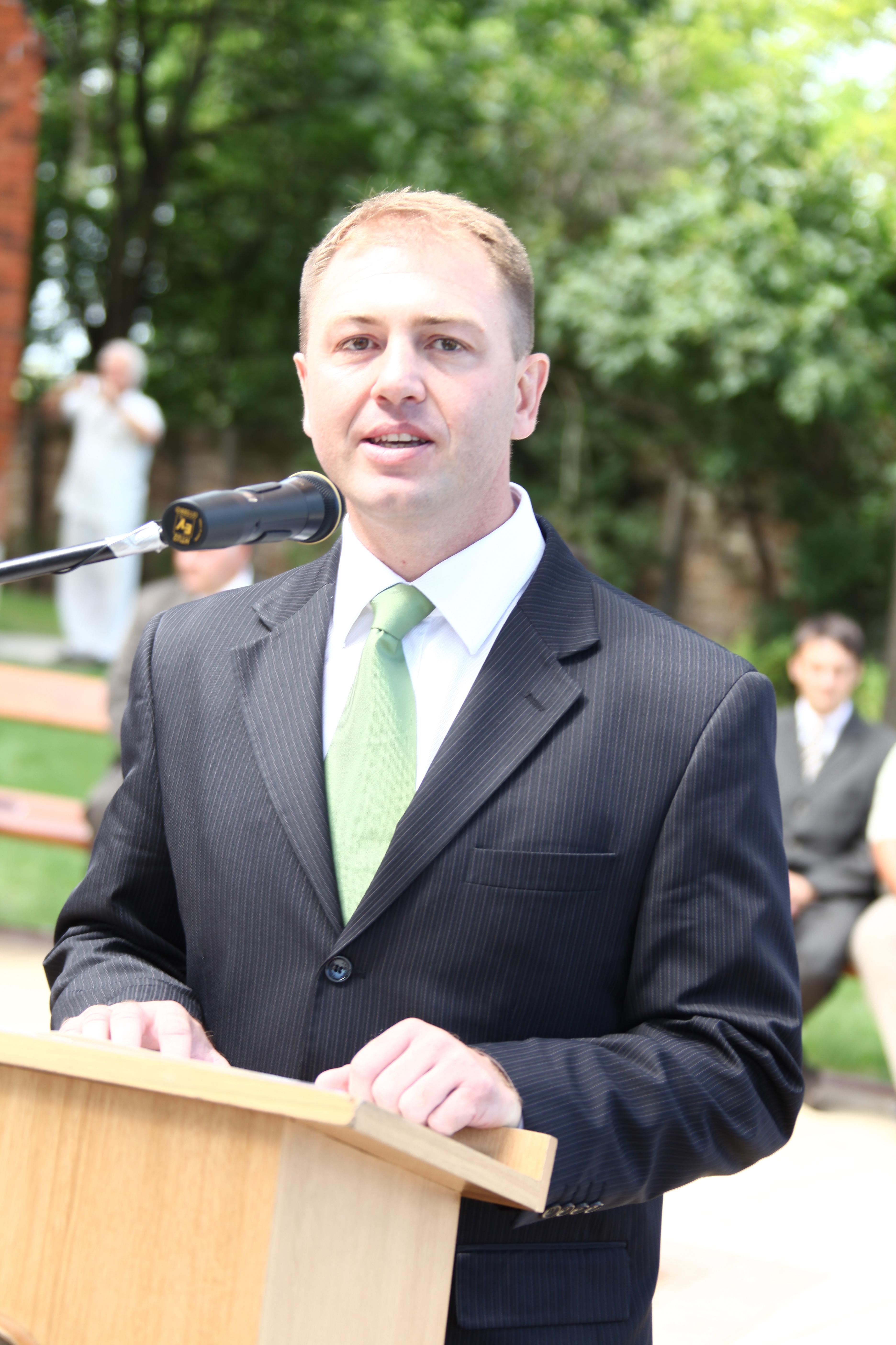 Dr. Szalay László polgármester ünnepi beszédét mondja