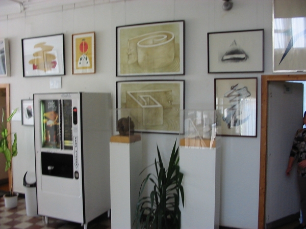 A Baktay Modern Művészeti Galéria a középiskola épületében található