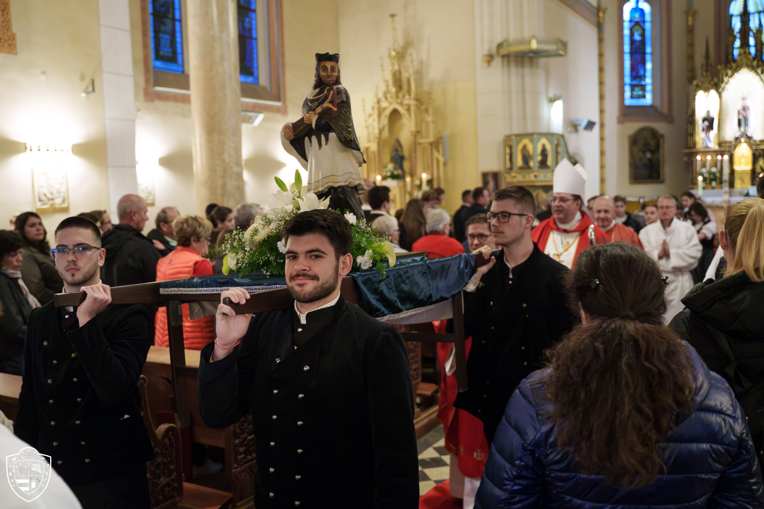 Nepomuki Szent János szobrával indul el a menet...