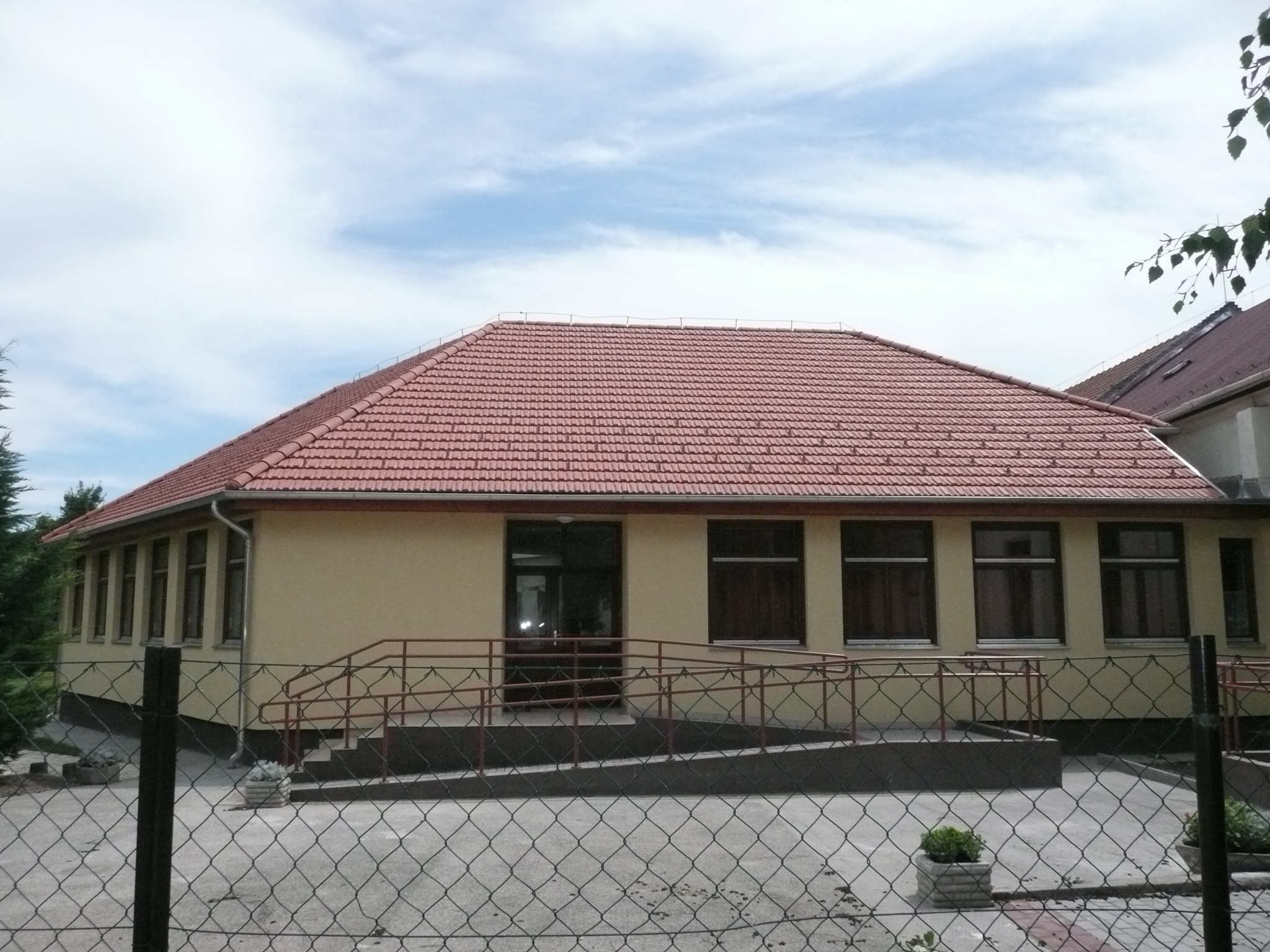 A 2009-re megújult Hunyadi János Általános Iskola