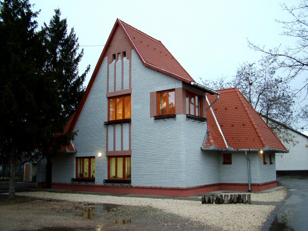 Az iskola műemlék jellegű, Koós Károly stílusában Schwáb Gyula által tervezett könyvtárépületét 2004-ben újították fel