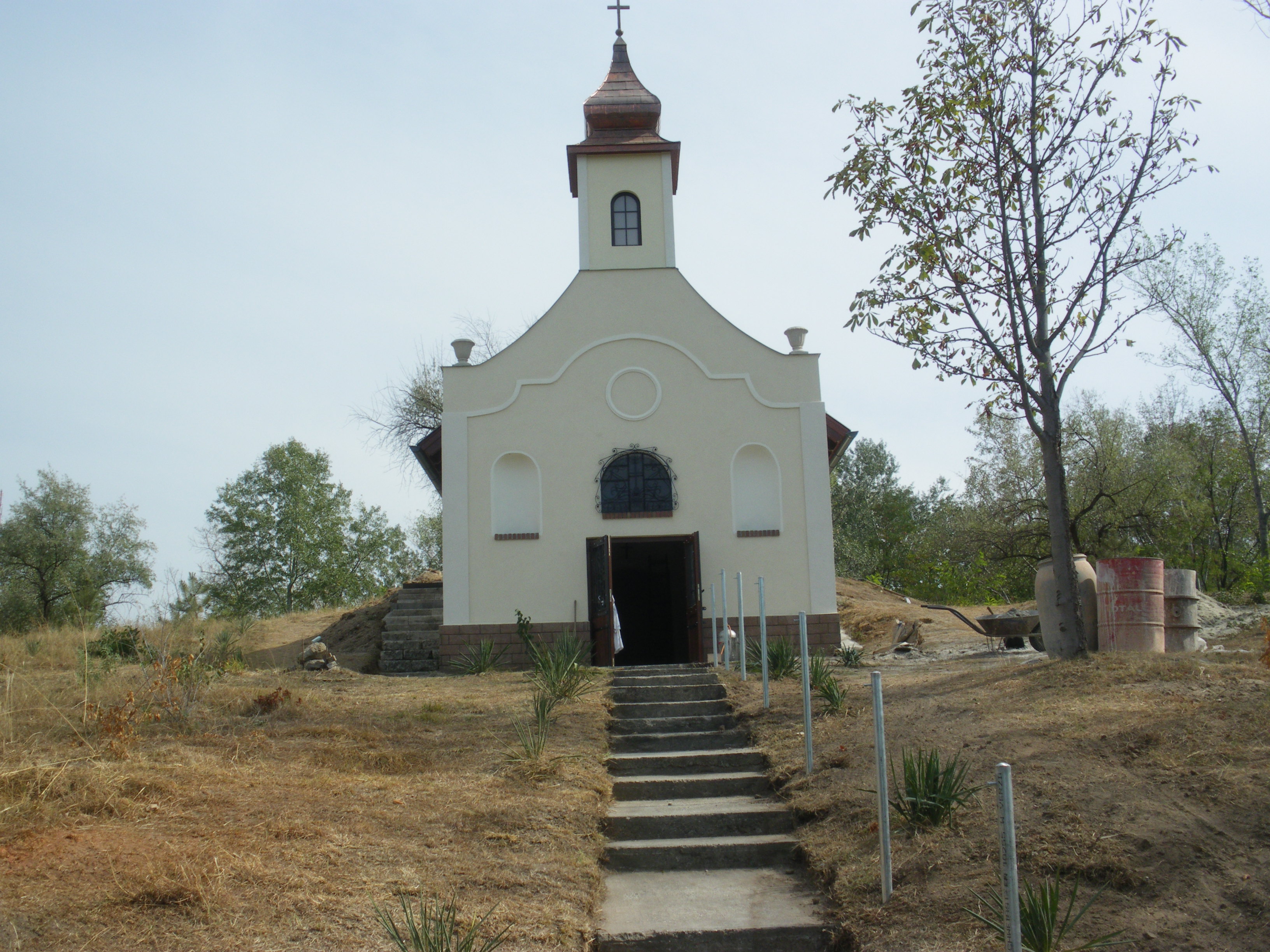 2012. szeptember 14-én szentelte fel dr. Beer Miklós váci megyéspüspök a gyönyörűen felújított kápolnát
