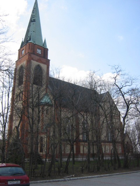 A korábban többször átépített templom helyére 1903-ban emelték neogótikus stílusban, festett üvegablakokkal a Szent István király tiszteletére szentelt római katolikus templomot.