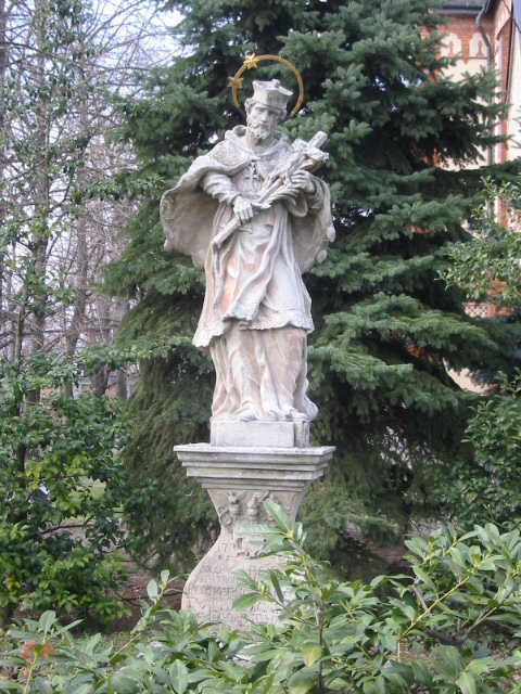 A templom kertjében álló, az úton, hídon, vízen járók védőszentjét ábrázoló Nepomuki Szent János-szobor 1716-ban készült barokk stílusban.