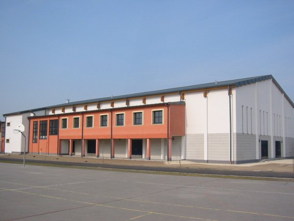 Az iskola 2004-ben átadott 21x35 méteres tornacsarnoka 