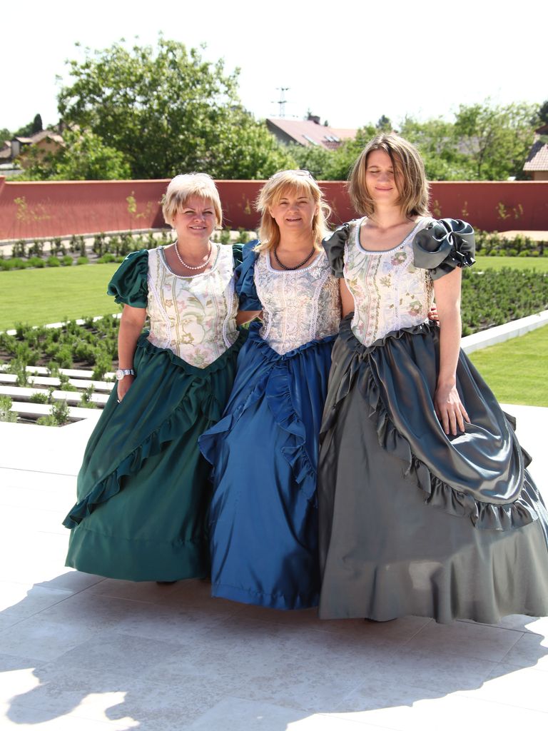 A hölgyek gyönyörűek, a ruhák a barokk kor hangulatát idézik