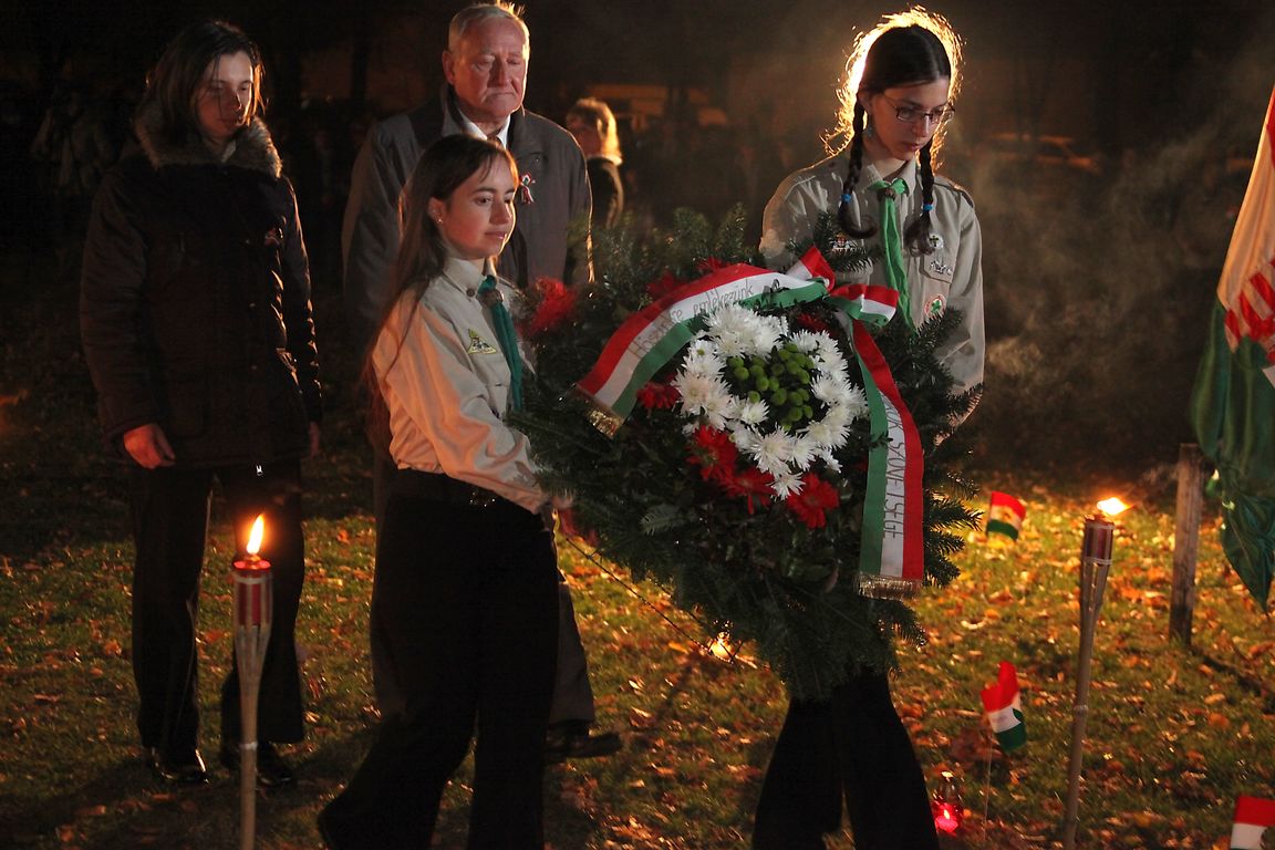 A Magyarok Szövetsége helyezi el az emlékezés virágait