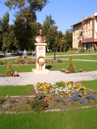 A város szülöttjének, Baktay Ervinnek szobra a téren