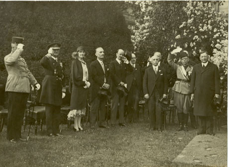 A Múzeumkertben, 1929. Balról a második Horthy Miklós, mellette felesége, a kép közepén Bethlen István, jobb szélén Klebelsberg Kunó