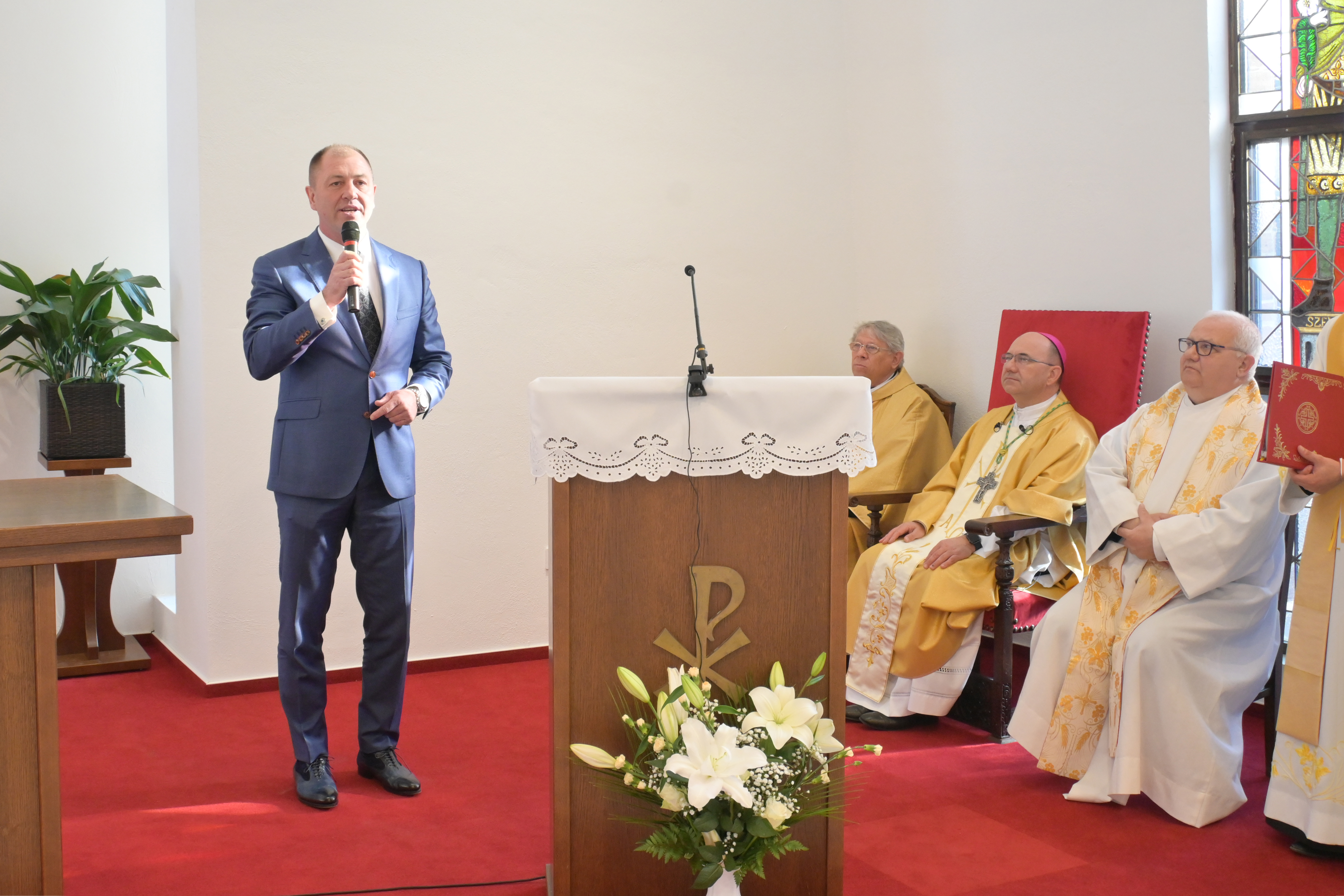 A templom felépítését Dunaharaszti Város Önkormányzata jelentős összeggel támogatta. Dr. Szalay László polgármester köszöntőt mond