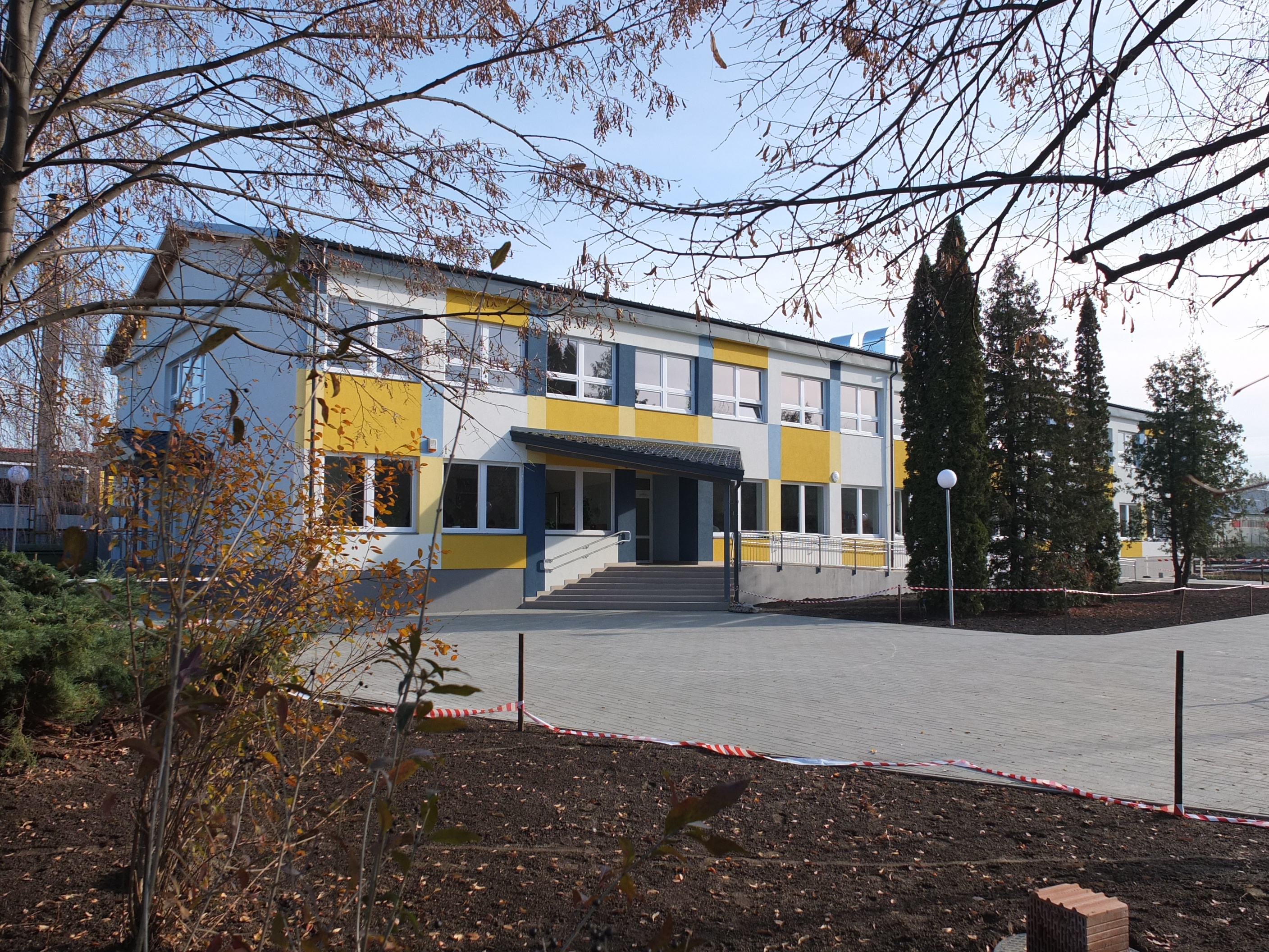 A tíztantermes iskola Dunaharaszti Város Önkormányzata és a Magyar Állam közös beruházásában valósult meg